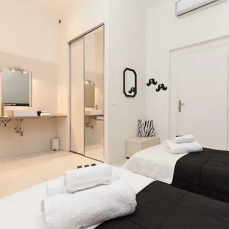 Charlie Chaplin 2 Pieces 3 Etoiles Calme Plein Centre De Cannes, 5mn Des Plages Et Palais *